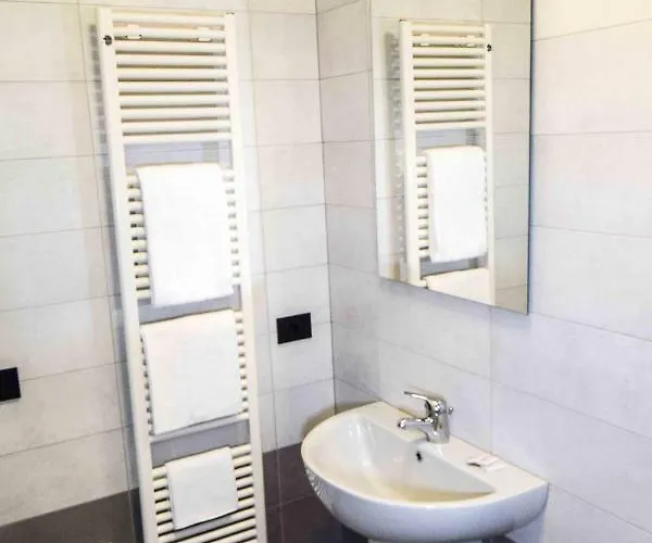 Gambisa Street Πανσιόν *